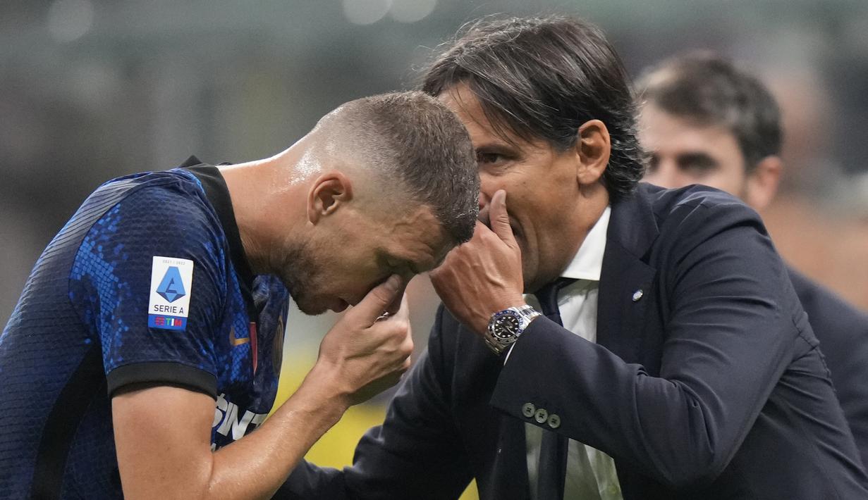 Simone Inzaghi. Awal musim 2021/2022 ini merupakan tantangan bagi pelatih berusia 45 tahun ini menangani Inter Milan setelah sebelumnya sukses bersama Lazio. Ia mampu meracik tim tetap tajam usai ditinggal Romelu Lukaku. Dengan 17 poin dan belum kalah, Inter ada di posisi ke-3. (AP/Luca Bruno)