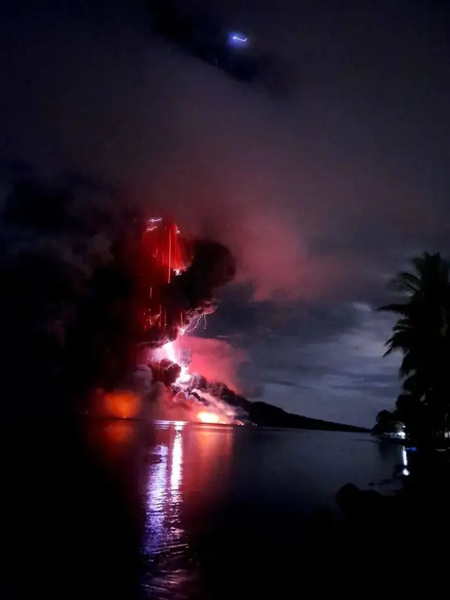 Letusan Gunung Ruang Diiringi Petir