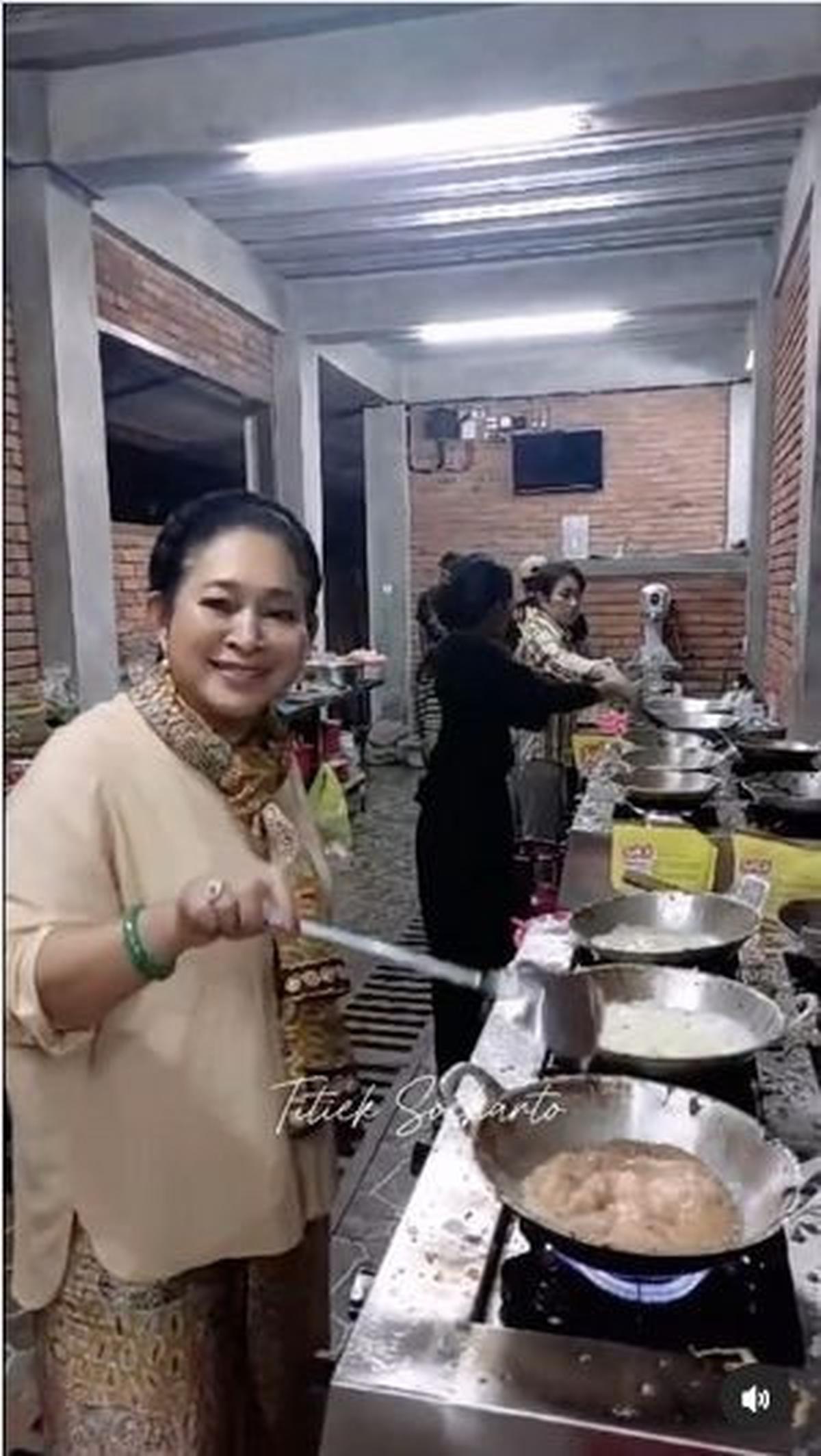 "Halo, saya lagi bikin telur krispi. Hari ini tamunya banyak banget, jadi harus bantuin anak-anak di dapur bikin telur krispi," ujar Titiek Soeharto. <br>