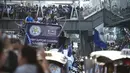 Warga antusias menyaksikan dari jembatan penyebrangan saat parade trofi juara Liga Inggris 2015/2016 di Bangkok, (19/5/2016). (AFP/Lillian Suwanrumpha)