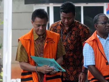 Preskom PT Mugi Rekso Abadi Soetikno Soedarjo (kiri) dan mantan Kadis PU Papua Mikael Kambuaya (kanan) tiba di Gedung KPK, Jakarta, Rabu (2/10/2019). Soetikno dan Kambuaya diperiksa terkait dugaan suap pengadaan mesin pesawat Garuda Indonesia dan korupsi proyek di Jayapura. (merdeka.com/Dwi Narwoko)