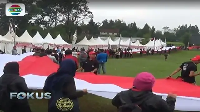 Peringati Sumpah Pemuda, Mahasiswa Bentangkan Bendera 500 Meter di Cibodas