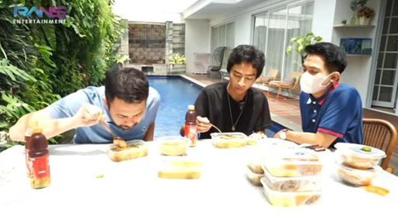 Sebagai keluarga, Dolly mengaku jika dirinya juga ikut membantu memenuhi kebutuhan dari keponakannya. Terutama untuk menutupi kekurangan-kekurangan.<br>