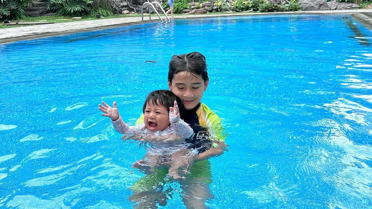 Potret Gemas Rafathar Ajak Lily Berenang, Jadi Kakak yang Sabar dan Jagain Banget Adiknya