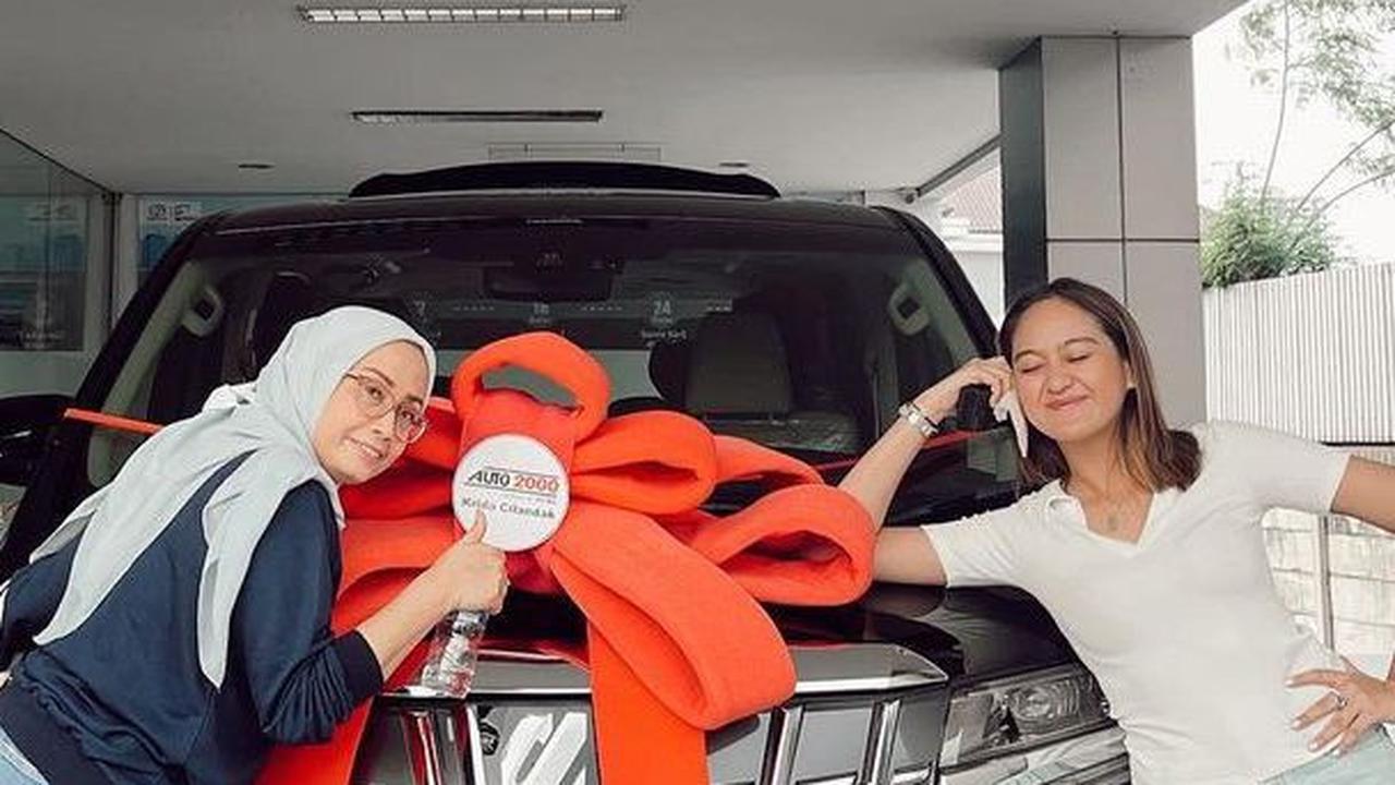 Di usianya yang terbilang muda, Salshabilla memberikan kado ulang tahun untuk sang ibu. Tak tanggung-tanggung, ia memberikan mobil.