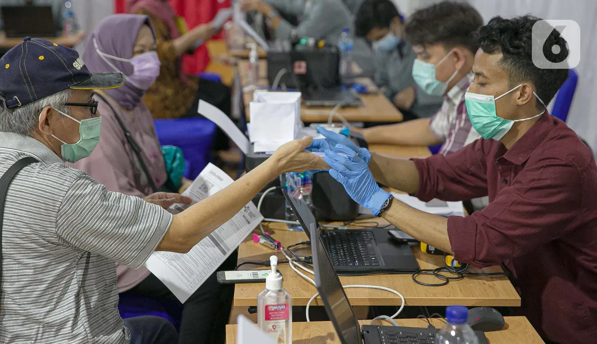 Petugas melakukan skrining warga lanjut usia (lansia) sebelum diberikan vaksin COVID-19 Balai Besar Pelatihan Kesehatan (BBPK) Jakarta Kampus Hang Jebat, Jakarta Selatan, Selasa (23/3/2021). Program vaksinasi itu berlaku bagi lansia yang berdomisili di dalam dan luar DKI (Liputan6.com/Faizal Fanani)