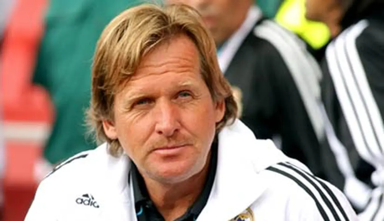 Real Madrid's manager Bernd Schuster looks on before the game against SV Hamburg during the Emirates Cup competition at the Emirates stadium in north London, on August 2, 2008. AFP PHOTO/CHRIS RATCLIFFE 