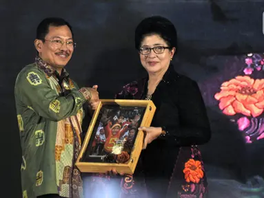 Mantan Menkes Nila F. Moeloek secara simbolis memberikan memori jabatan kepada Menkes Terawan Agus Putranto saat acara pisah sambut di Kemenkes , Jakarta, Kamis (24/10/2019). Terawan  resmi menjadi Menteri Kesehatan dalam Kabinet Indonesia Maju periode 2019-2024. (merdeka.com/Iqbal S. Nugroho)