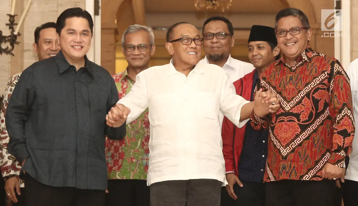 Ketua Dewan Pembina Partai Golkar, Aburizal Bakrie bersama Ketua dan Sekretaris Tim Kampanye Nasional Jokowi-Ma'ruf, Erick Thohir dan Hasto Kristiyanto seusai pertemuan tertutup di kediamannya kawasan Menteng, Senin (8/10). (Liputan6.com/Herman Zakharia)