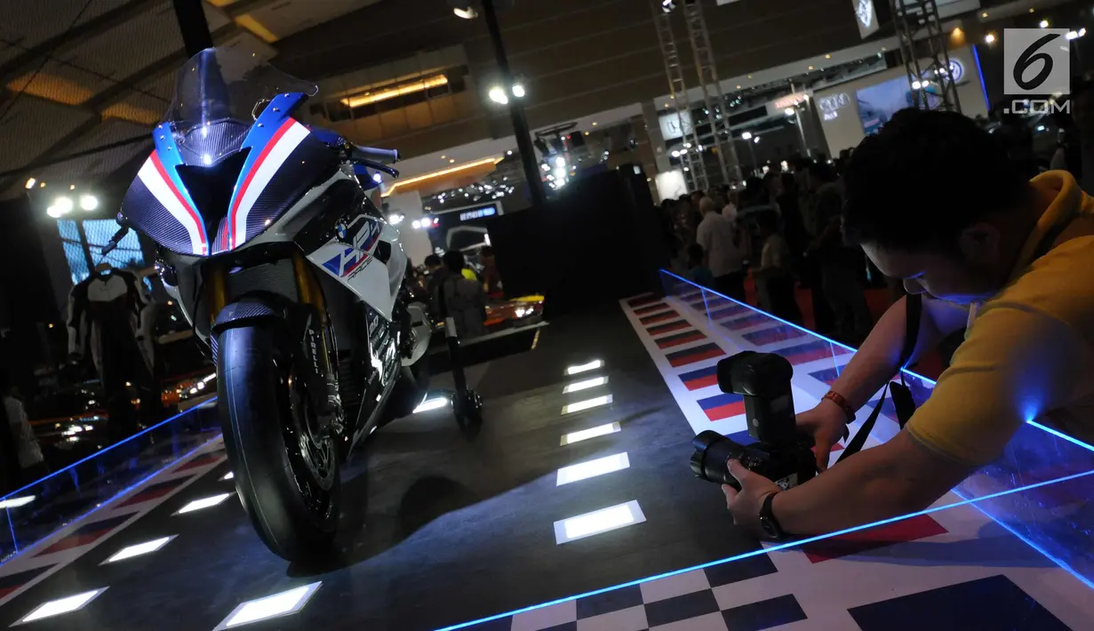 Pengunjung mengabadikan motor BMW HP4 Race yang dipamerkan di Indonesia International Motor Show 2018 di JIExpo, Jakarta, Jumat (20/4). Suspensi depan HP4 Race menggunakan upside down Ohlins FGR 300. (Liputan6.com/Helmi Fithriansyah)