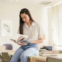 Ilustrasi membaca buku. Credit: pexels.com/Mikhail