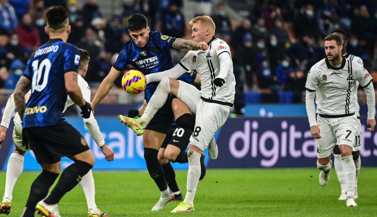 Pemain Spezia, Viktor Kovalenko (tengah kanan) berebut bola dengan pemain Inter Milan, Joaquin Correa pada laga lanjutan Liga Italia 2021/2022 di San Siro Stadium, Milan, 1 Desember 2021. Kovalenko baru bergabung dengan Spezia pada awal musim 2022/2023. Sebelumnya, ia merupakan pemain pinjaman dari Atalanta. Musim ini, ia kembali dipinjamkan ke klub lamanya, Atalanta. (AFP/Miguel Medina)