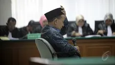 Tersangka kasus korupsi migas, Fuad Amin Imron kembali menjalani sidang lanjutan kasus dugaan suap pasokan gas alam untuk pembangkit listrik di Gresik dan Bangkalan di Pengadilan Tipikor, Jakarta, Kamis (22/5/2015). (Liputan6.com/Yoppy Renato)