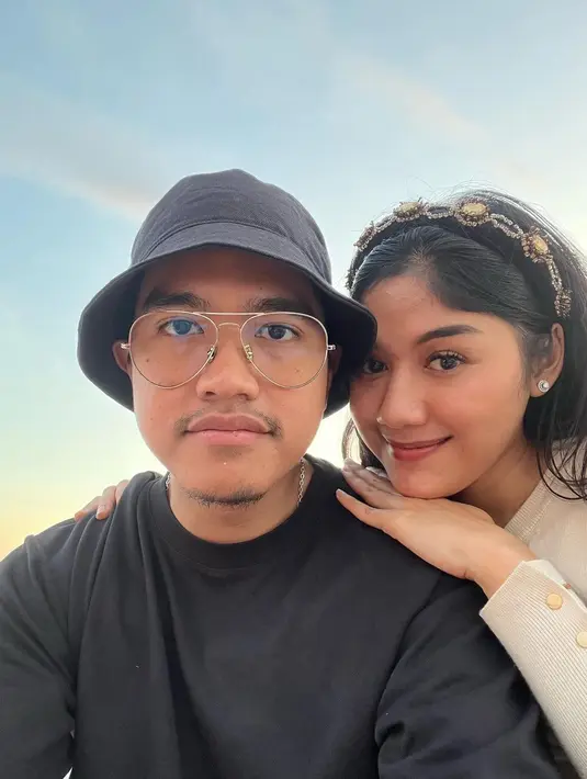 Kaesang pamer kemesraan lewat potret selfie bersama Erina. Kaesang dengan kaus dan topi hitam, berpose di depan Erina yang mengenakan atasan lengan panjang berwarna beige dan bando hitam yang cantik. Foto: Instagram.