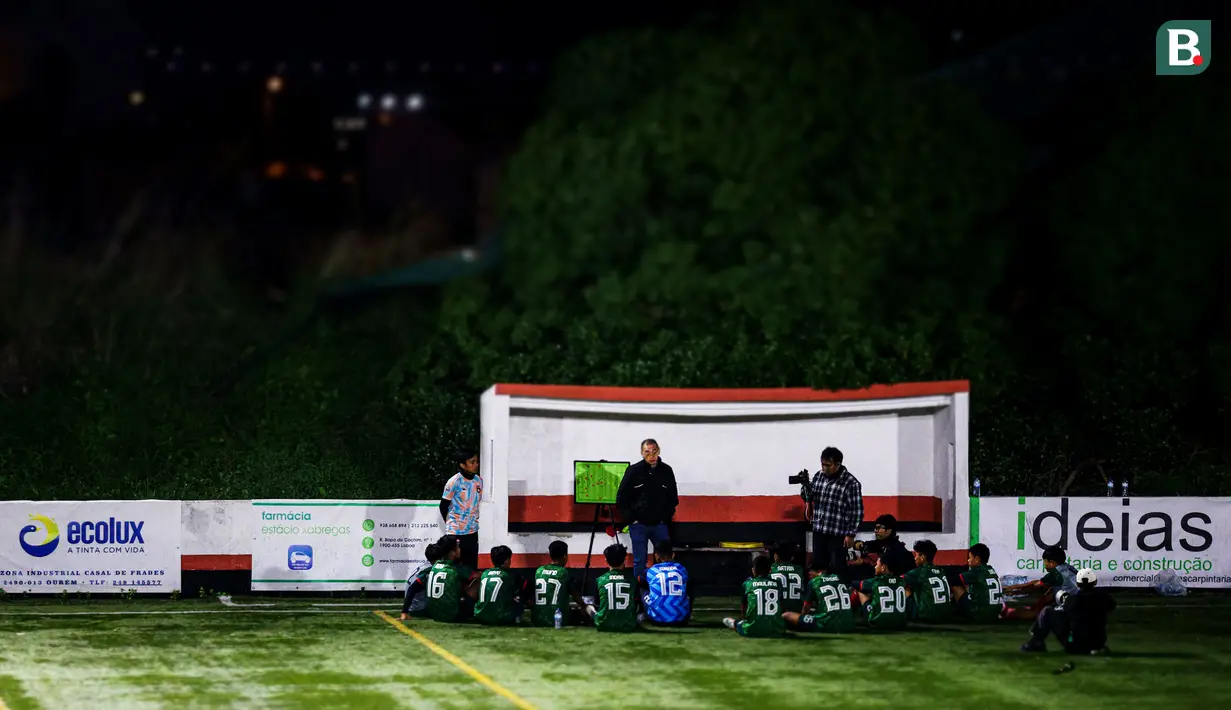 Para pemain  Korea-Korea Selecao ketika mendapatkan intruksi langsung dari manajer projek sekaligus founder dari Korea-Korea Selecao, Justinus Lhaksana. Coach Justin mengatakan bahwa pertandingan uji coba tersebut merupakan panggung untuk para pemain.
