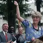 Geraldine Ferraro dalam kampanye di Mississippi, Amerika Serikat (AS) pada tahun 1984. Di belakangnya (kiri) adalah Walter Mondale. (Dok. AP)