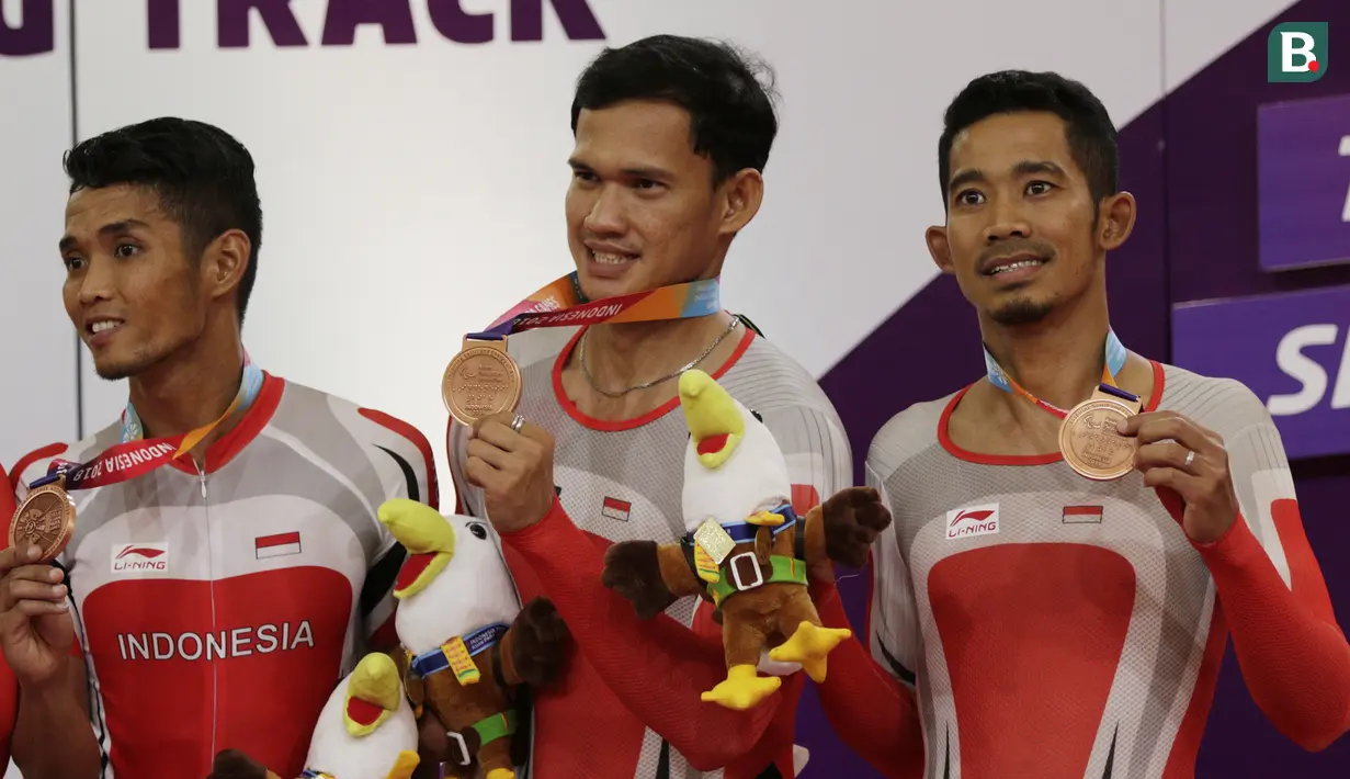 Pebalap sepeda Indonesia, Muhammad Fadli, M Habib dan Losu Marthin, menunjukan medali pada Asian Para Games di Velodrome, Jakarta, Kamis (11/10/2018). Tim Indonesia berhasil meraih medali perunggu. (Bola.com/M Iqbal Ichsan)