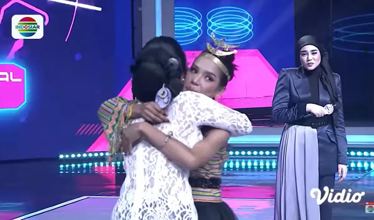 Ada momen haru saat Lusiana Verdial meminta untuk bisa memeluk Soimah di atas panggung.