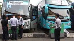 Suasana saat petugas Dishub DKI Jakarta mengecek kesiapan angkutan mudik Lebaran di Terminal Kampung Rambutan, Jakarta, Jumat (8/6). Menurut Dishub, dari 37 bus yang dicek ada 26 dinyatakan tidak lulus uji kelaikan. (Liputan6.com/Immanuel Antonius)