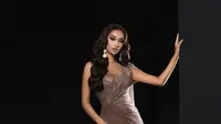 Terakhir, Sophia pun kembali tampil bersinar di sesi evening gown Top 10 dalam balutan gaun rancangan desainer Wiki Wu yang diberi nama 'The Sophia Dress'. (Instagram/yayasanduniamegabintang)