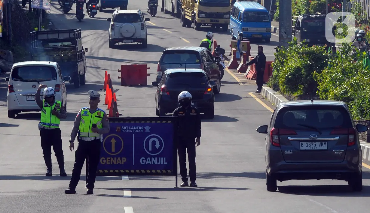 Polisi juga meminta pengendara mengikuti arahan petugas di lapangan dan tidak menggunakan lajur kendaraan yang sebaliknya, sehingga lalu lintas tetap terjaga. (merdeka.com/Arie Basuki)