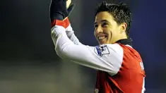Gelandang Arsenal Samir Nasri memberi aplaus kepada suporter di akhir laga lanjutan EPL melawan Birmingham City di St Andrews, 1 Januari 2011. AFP PHOTO / GLYN KIRK
