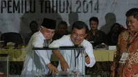 Hatta Rajasa dan Jusuf Kalla. (Herman Zakharia/Liputan6.com)