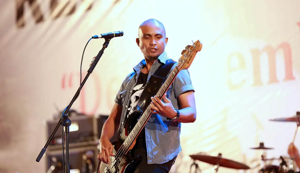 Ivan sang basis tampak sangat bersemangat memainkan gitar bass yang merupakan ‘senjata’-nya di band kenamaan tersebut. Slank juga mengagumi gaya hidup orang di desa yang masih sederhana. (Deki Prayoga/Bintang.com)