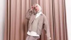 Sejak tahun 2004, Poppy Bunga sudah banyak hiasi layar kaca dengan berbagai perannya di sinetron maupun FTV. Hingga saat ini di usianya yang sudah kepala tiga dan memiliki dua orang anak, ia pun tetap eksis dengan penampilan hijabnya yang kerap curi perhatian. (Liputan6.com/IG/poppybungariphat)