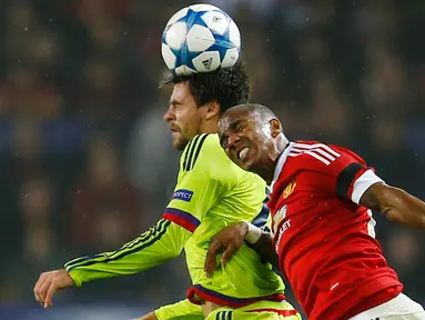 Gelandang Manchester United, Ashley Young (kanan) berebut bola udara dengan bek CSKA Moscow, Georgy Shchennikov pada liga champions di stadion Old Trafford,Inggris (3/11). Manchester United menang atas CSKA Moscow dengan skor 1-0. (Reuters/Darren Staples)