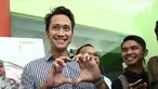 Aktor Tora Sudiro membentuk tanda love dengan tangannya saat keluar dari Rumah Sakit Ketergantungan Obat (RSKO) Cibubur, Jakarta, Senin (14/8). Setelah sepekan berada di RSKO, Tora Sudiro mendapat penangguhan penahanan. (Liputan6.com/Herman Zakharia)