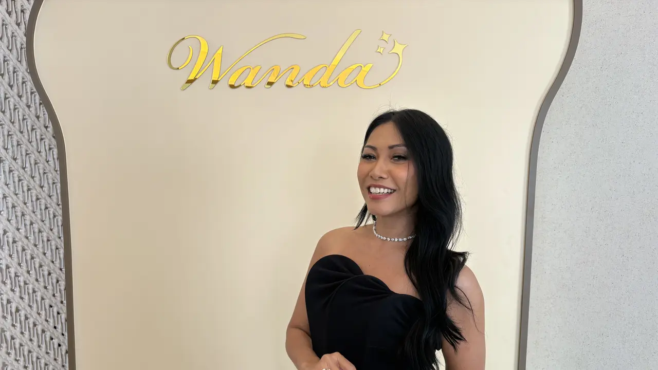 Anggun tampil mengenakan perhiasaan Wanda Jewelry. [Anisha/Fimela]