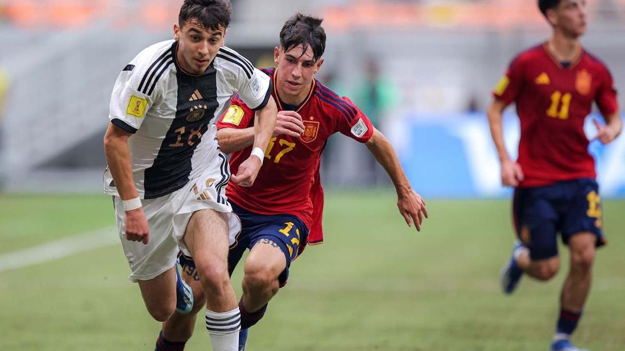 Timnas Jerman U-17 sukses melangkahkan kakinya ke babak semifinal Piala Dunia U-17 setelah menggilas Spanyol. Mereka menang dengan skor tipi 1-0 dalam duel pada babak perempat final di Jakarta International Stadium (JIS), Jumat (24/11/2023).