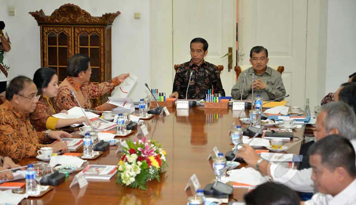 Presiden Joko Widodo (kiri menghadap lensa) bersama Wapres Jusuf Kalla (kanan) memimpin rapat terbatas kabinet di Istana Bogor, Senin (16/2/2015). Suasana rapat yang membahas pengembangan pariwisata Indonesia. (Liputan6.com/Faizal Fanani)