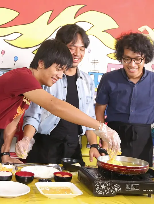 Personel D'Masiv Rayi, selain dikenal jago dalam memainkan alat musik, ia juga jago masak. Dan hasil olahan pembetot bass itu, diberikan pada Masiver yang beruntung dalam kuis yang dilakukan pada bulan puasa lalu. (Bambang E. Ros/Bintang.com)