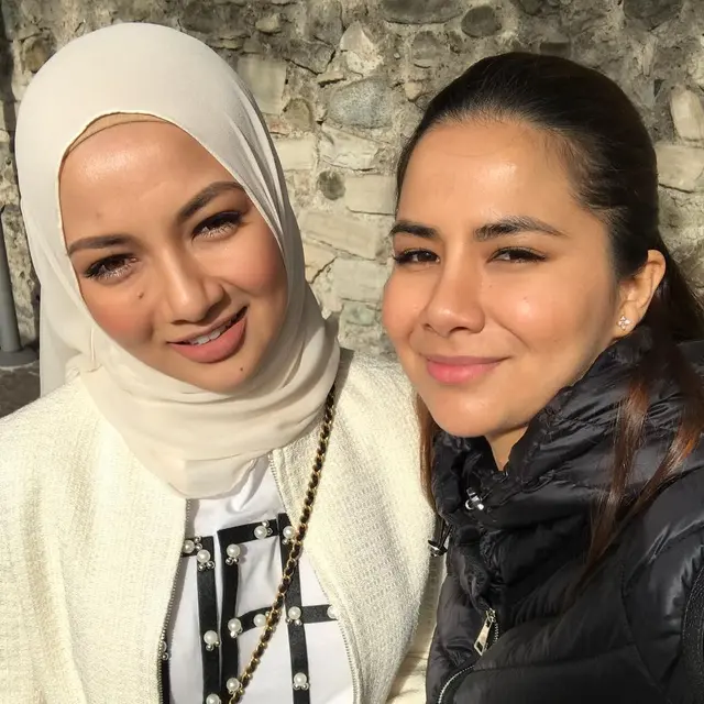 6 Potret Kebersamaan Noor Nabila dan Neelofa, Sang Kakak Artis Malaysia