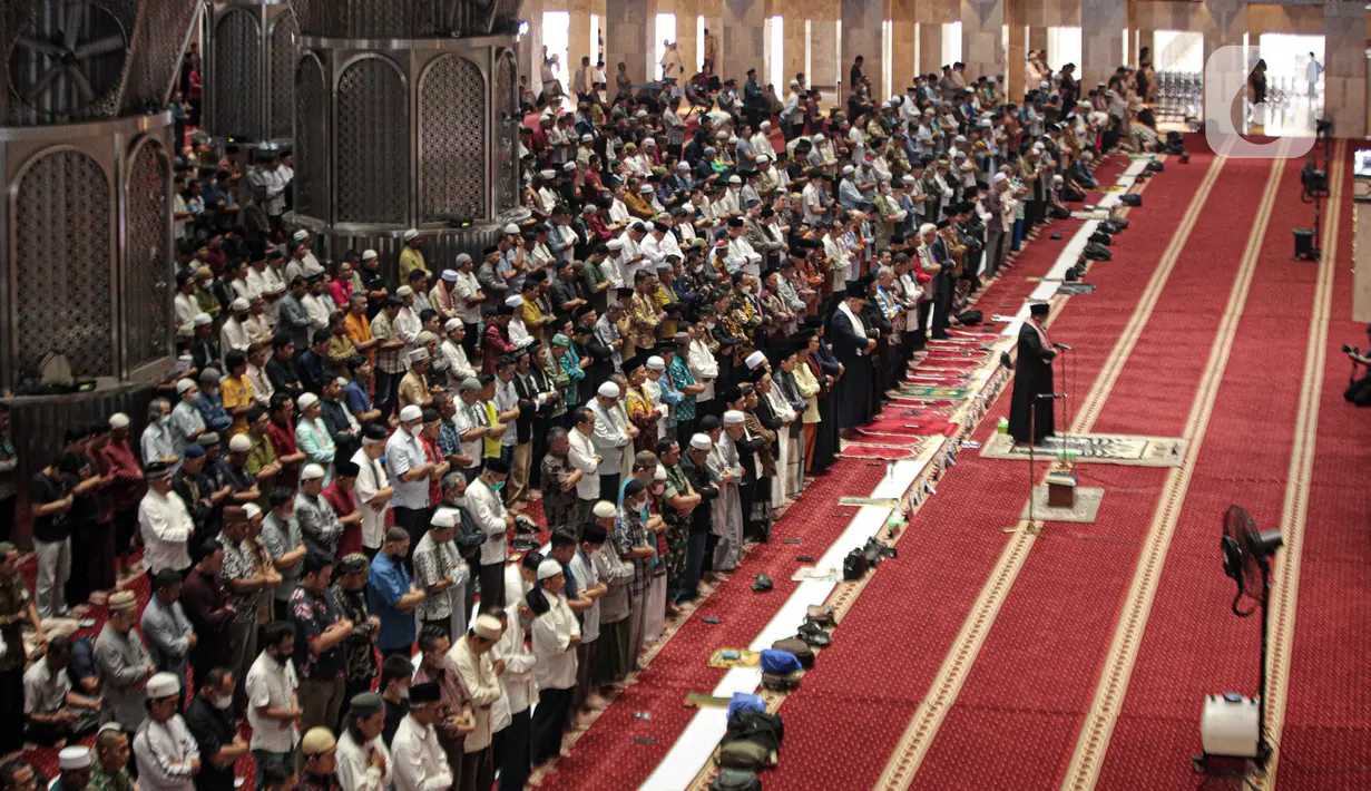 Sejumlah jemaah melaksanakan salat gaib di Masjid Istiqlal, Jakarta, Jumat (10/2/2023). Salat gaib tersebut dilakukan untuk mendoakan para korban gempa di Turki dan Suriah. (Liputan6.com/Faizal Fanani)