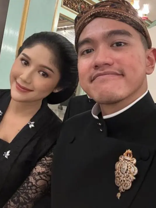 <p>Kaesang Pangarep dan Erina Gudono sedang berada di Mangkunegaran Solo untuk mengikuti Kirab 1 Suro. [Foto: Instagram/erinagudono]</p>