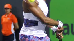 Mantan petenis nomor satu dunia, Venus Williams bersiap mengembalikan bola ke arah petenis non unggulan AS, Danielle Collins pada babak perempat final Miami Terbuka 2018 di Crandon Park, Kamis (29/3). Venus menyerah dengan skor 2-6, 3-6. (AP/Wilfredo Lee)
