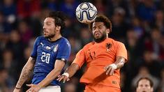 Duel Pemain Italia, Simone Verdi (kiri) dan pemain Belanda, Tonny Vilhena (kanan) pada laga uji coba di Allianz Stadium, Turin, (4/6/2018). Italia dan Belanda bermain imbang 1-1. (AFP/Marco Bertorello)