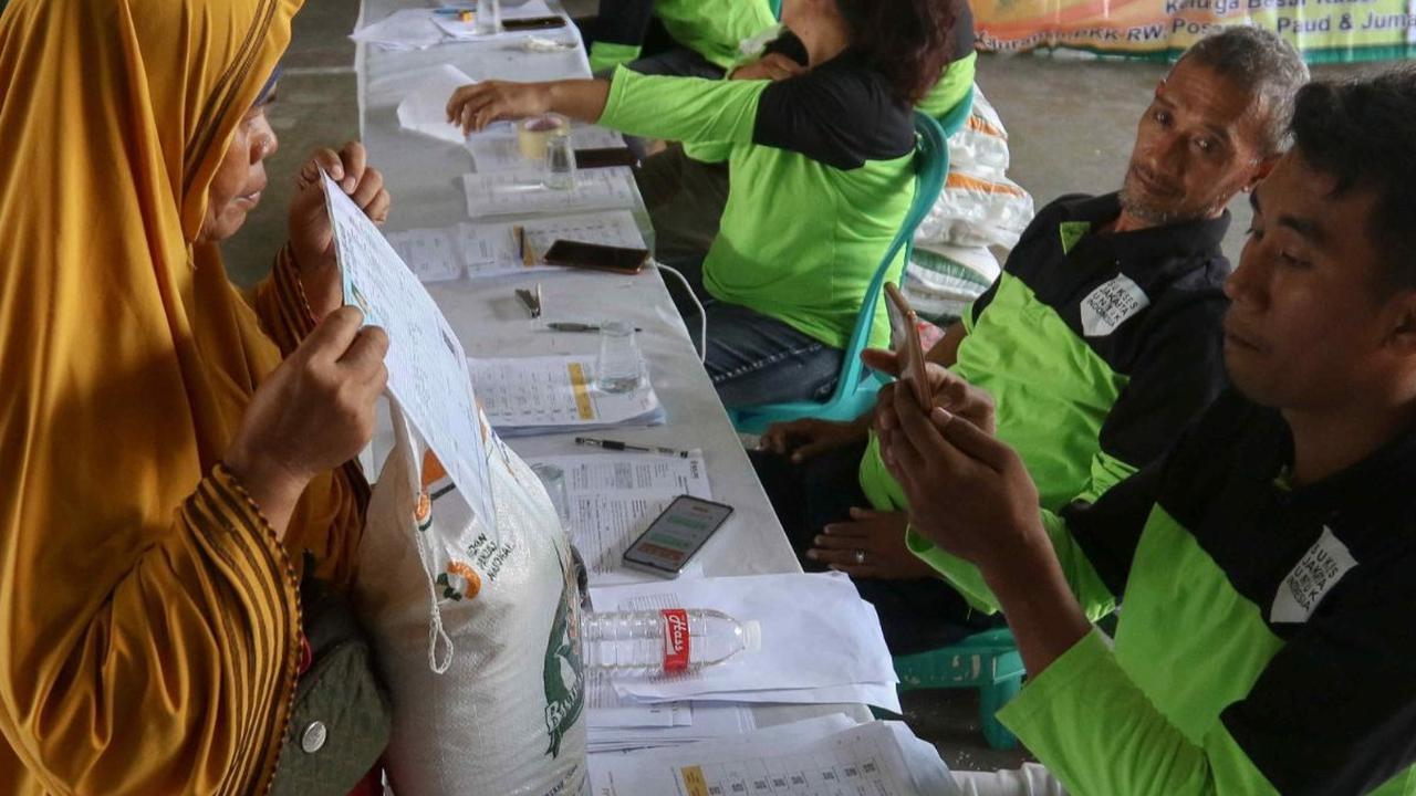 Petugas memeriksa data warga penerima Bantuan Sosial (Bansos) Cadangan Beras Pemerintah (CBP) di kawasan Warakas, Tanjung Priok, Jakarta Utara, Selasa (20/2/2024). Sebanyak 1.000 karung bantuan Cadangan Beras Pemerintah disalurkan kepada warga di Keluraha