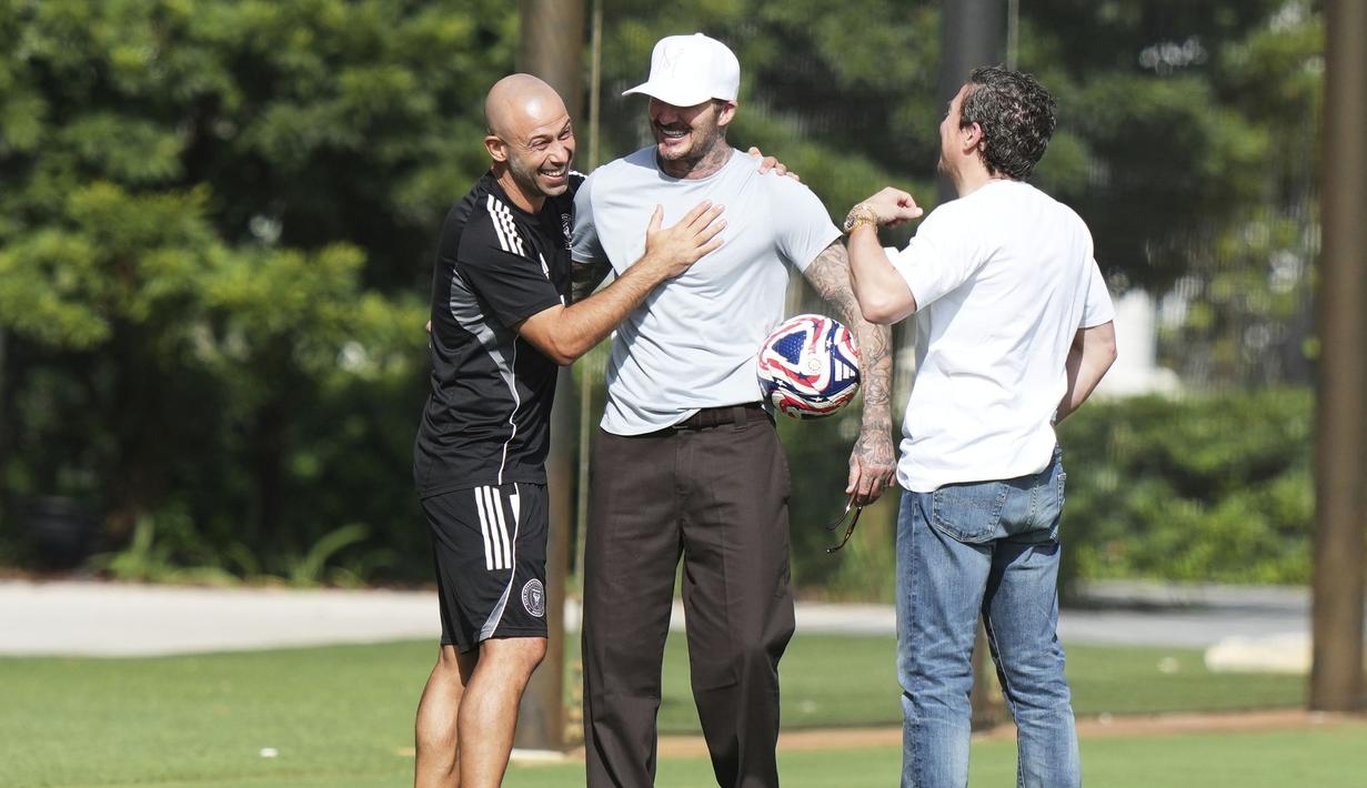 Co-Owner Inter Miami sekaligus mantan pesepak bola, David Beckham (tengah) bercengkrama dengan pelatih kepala, Javier Mascherano dalam latihan persiapan menjelang pertandingan pembuka Piala Dunia Antarklub 2025 melawan Al Ahly di Florida Blue Training Center, Florida, Amerika Serikat, Jumat (13/06/2025) waktu setempat. (AP Photo/Lynne Sladky)