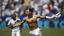Striker LA Galaxy, Zlatan Ibrahimovic, merayakan gol ke gawang Los Angeles FC pada laga Major League Soccer, di StabHub Center, Carson, Sabtu (31/3/2018). (AP Photo/Jae C. Hong)