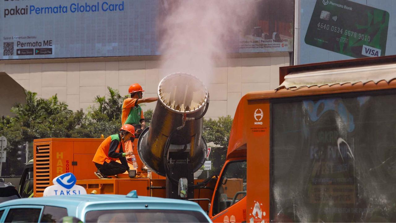 FOTO:  Ribuan Liter Water Mist Disemprotkan untuk Kurangi Polusi Jakarta