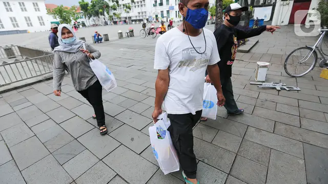 Ratusan Paket Sembako Dibagikan di Kota Tua