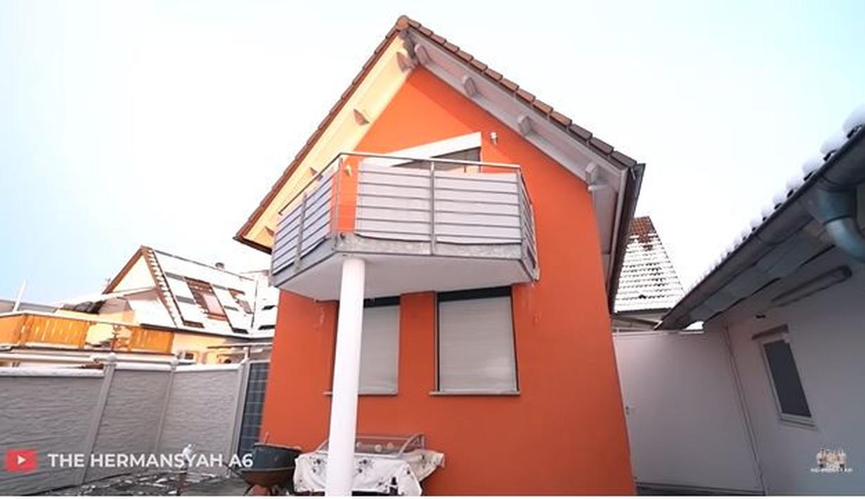 Rumah Sarah Menzel punya dua lantai yang ukurannya cukup besar namun bergaya minimalis. Rumahnya didominasi warna putih dan orange. Selain itu, area dalamnya juga terlihat begitu estetik dengan sejumlah ruangan dari dapur, ruang tamu hingga kamar tidur. (Liputan6.com/YouTube/The Hermansyah A6)