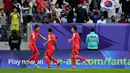 Son Heung Min sukses mengeksekusi tendangan penalti pada menit ke-90+2 dan membuat Korea Selatan memimpin 3-2. Malaysia berhasil mencetak gol ketiganya ke gawang Korea Selatan saat tambahan waktu 12 menit babak kedua. (AP Photo/Thanassis Stavrakis)