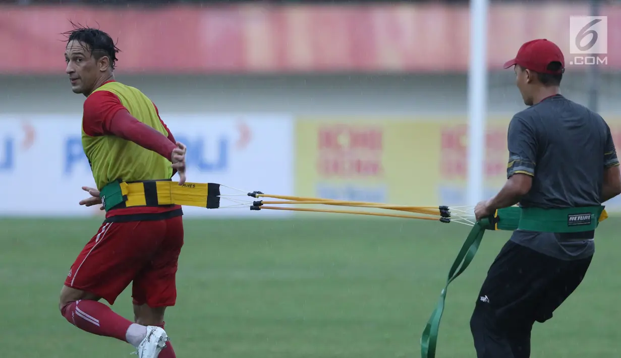 Addison Alves saat mengikuti latihan bersama Persija di Stadion Manahan Solo, Jawa Tengah, Minggu (11/2). Addison Alves yang musim lalu membela Persipura telah diumumkan bergabung dengan Persija, Kamis (8/2/2018). (Liputan6.com/Helmi Fithriansyah)