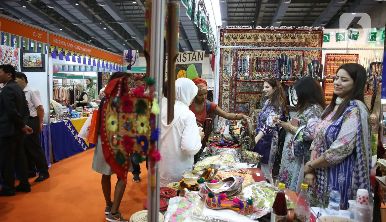 <p>Pengunjung melihat produk yang ditawarkan dalam Bazar Amal Women International Club (WIC) Ke-52 di JCC Senayan, Jakarta, Rabu (11/12). Kegiatan tersebut dalam rangka menggalang dana untuk meningkatkan pendidikan dan kesejahteraan masyarakat Jakarta. (Liputan6.com/Angga Yuniar)</p>