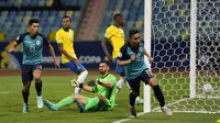 Angel Mena melakukan selebrasi setelah mencetak gol pertama timnya ketika pertandingan Grup B Copa America 2021 antara Brasil melawan Ekuador yang berlangsung di Estadio Olimpico Pedro Ludovico, Brasil pada Minggu (27/06/2021). (AP/Ricardo Mazalan)